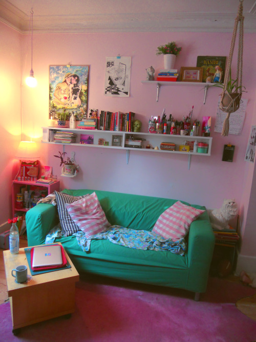 smilingbucky:charlinebataille:in case you were wondering what my room looks like nowis that skull fu