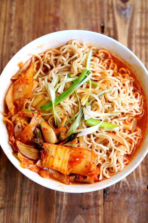 vegan-sophistication:  Vegan Kimchi Ramen