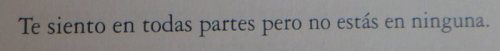 just-maiia:sentimientos-en-el-aire:Te siento tan cerca y a la vez tan lejos…  eres un ente inexistente y desconocida   @