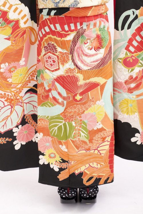 Antique furisode featuring a regal cypress fan (hiogi) with a beautiful phoenix motif on the skirt (