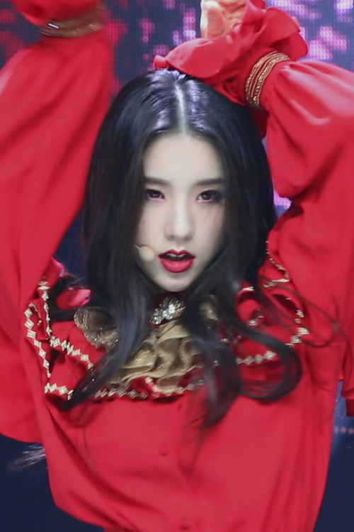 heejin stills from loona’s full moon performance