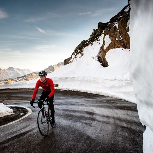 bici-veloce: From castellicycling - Between the snowbanks. | @ashleygruber shot ift.tt/1wpg3