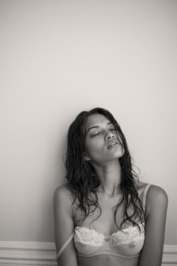 shaninashaik:  Check our blog for more gifs and pics of Shanina Shaik 