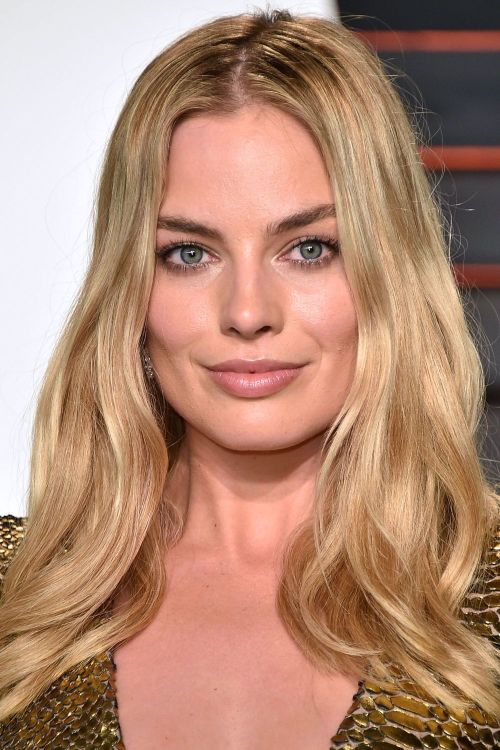 baddestbitchesglobal:Margot Robbie so hot