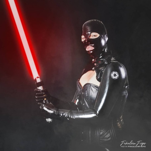 aaand we are back after a short break #latex #rubber #gummi #leather #shiny #starwarscosplay #sith #