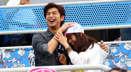 gapiplus:[Media photo] 160423 Song Ji Hyo Chen Bo Lin watch Lamigo Monkeys vs Uni-Lions baseball gam