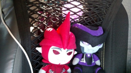 ask-dr-knockout:  cold-blooded-corruption:  KO and Cade are on an adventuuuuurrrre  Cade has some dark Energon for the road  @ask-dr-knockout and I are on da way  Vegas baby!