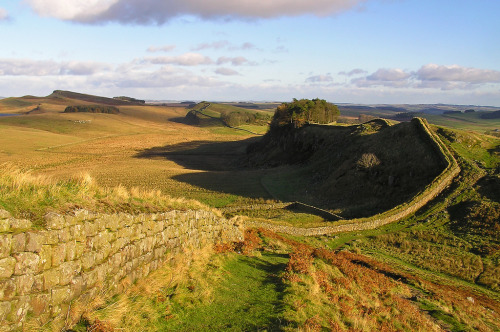 records-of-fortune:Hadrian’s Wall, towards Housesteads Roman Fort. (by Sam and Ian)