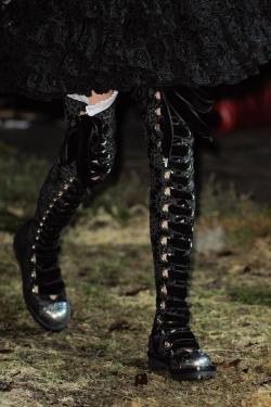 mulberry-cookies:  Alexander McQueen Fall 2014 (details)