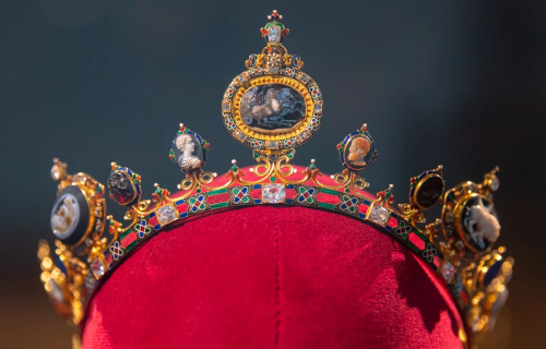 a-hulder: The Devonshire Parure. Made in 1856 for Maria, Countess Granville, to wear in Moscow to ce