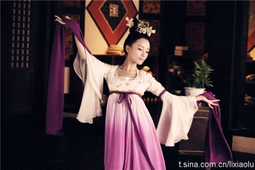 dressesofchina:Actress Li Xiaolu in a theatrical dance hanfu for  TV Series 美人天下 World of a Beauty. 