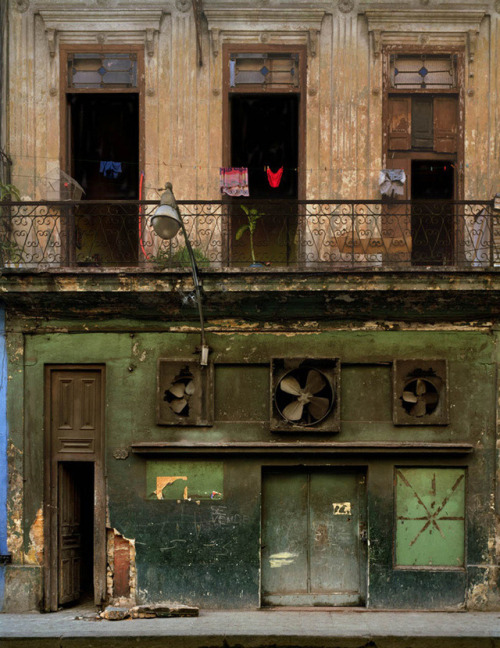 last-picture-show: Michael Eastman, Three Fans, Havana, 1999