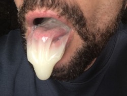dallascondom:  Fan submitted!! Hot looking cum filled condom! Get that load of baby batter bud!!!
