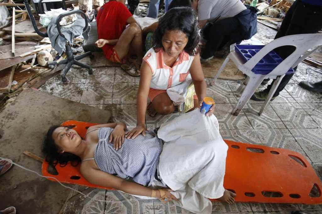 Bebé milagro: Emily Sagalis, de 21 años, dio a luz a una niña este lunes en un improvisado centro médico levantado en las instalaciones de un aeropuerto destruido por el tifón, que ha causado la muerte de al menos 10.000 personas. (AP)