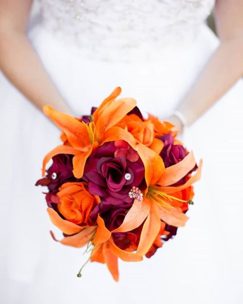 Swooning over these beautiful #weddingflowers! #rentmywedding || Amazing work by: Photographer: @Pho