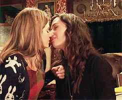 trashycreampuff:  OK THE KISS WAS FREAKING SEXY. BUT WHAT REALLY GOT ME WAS CARMILLA’S
