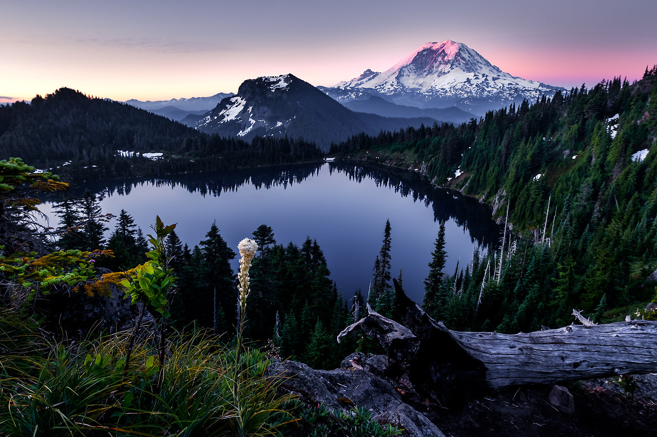 Gorgeous sunrise at Mt. Rainier this weekend [OC][1800x1200] via /r/EarthPorn http://ift.tt/2t5EtbW