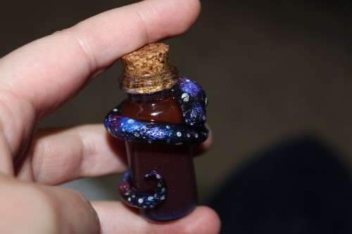  Galaxy potion! After the bottle sits for a while, the liquid is see-through red. Shake it, and the 