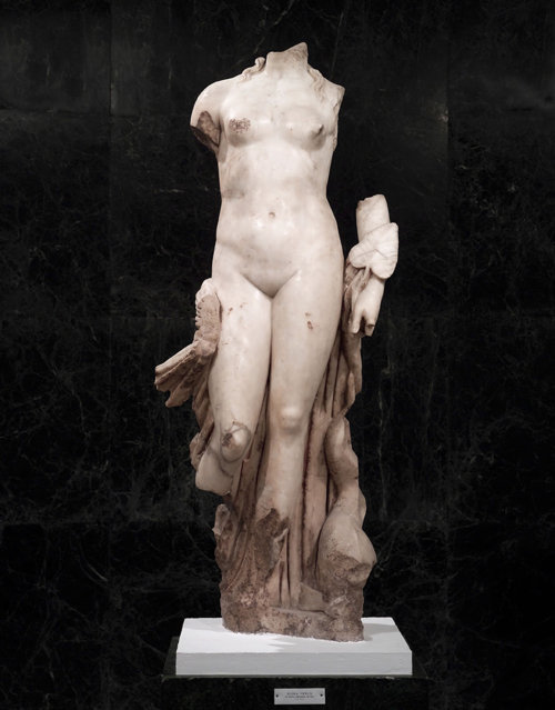 un-peu-de-vin: Statue of Venus, Paros marble, 117 AD.
