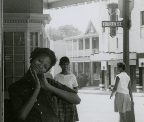 vculibraries:Protesting segregation at the State Theater in Farmville, Virginia, 1963 A police photo