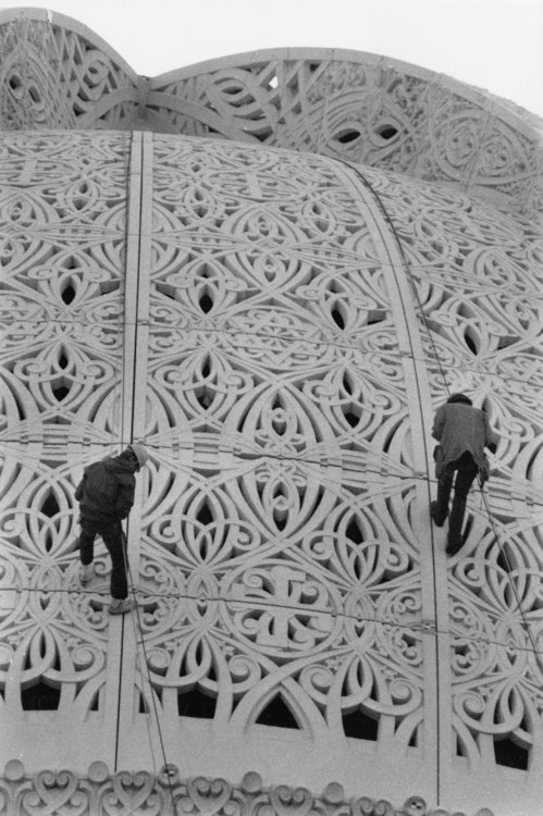 themanonfive: Workers repel down the dome of the Baha'i temple in Wilmette, Illinois during restorat