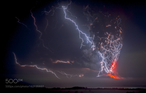 wetravelandblog - Rayos en erupción by fjnegroni Love these...