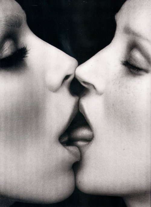 adreciclarte:  Mert Alas & Marcus Piggott - Kate Moss and Natalia Vodianova, 2011