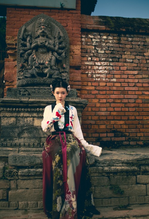 ziseviolet: 弥秋君 wearing traditional Chinese Hanfu in Nepal. Waist-high, parallel-collar Ruqun/襦裙 fro
