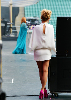 anthonymackies:  Blake Lively watches Florence Welch perform on stage at the ‘Chime For Change: The Sound Of Change Live’ Concert at Twickenham Stadium on June 1, 2013 in London. 