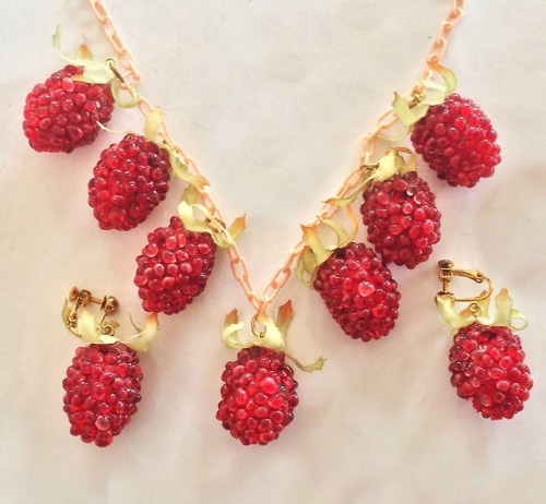 cair–paravel:Art Deco raspberry necklace and earrings, c. 1920 (via).