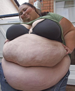 ssbbwchicklover:  larrycockmen:  Beautiful belly  Very beautiful everything