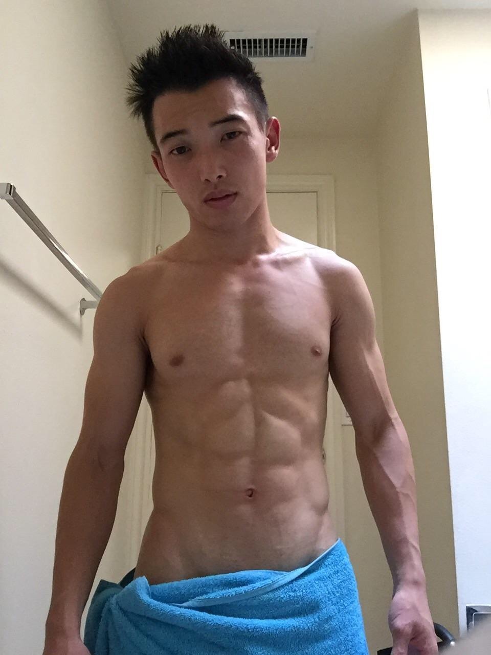 6sg:  Drop the towel. http://6sg.tumblr.com/archive 