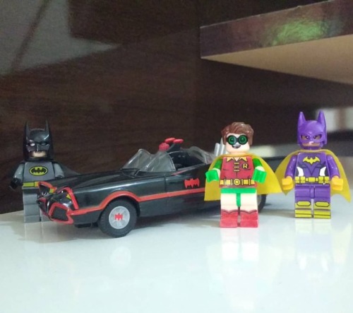 Foto legosa do dia! . #TrioDinâmico #Batman #Robin #Batgirl #LEGO #FotoComLego #ToyGroupBrasil #Esfe