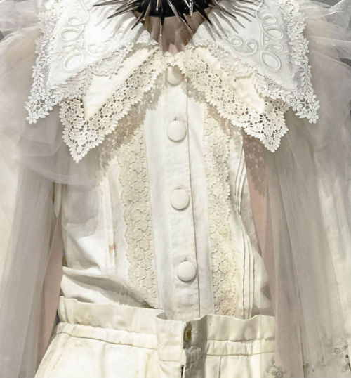 bebemoon:gucci rtw autumn 2o19[image description: a photo of a model wearing a frilly white shirt wi