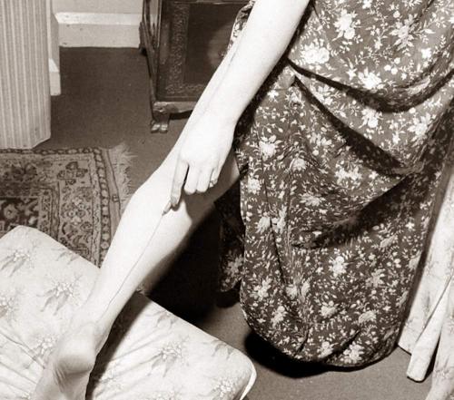 damsellover:  1940′s war time fashion - liquid stockings.