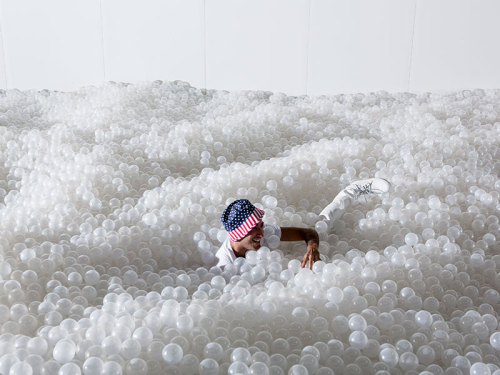 wnq-writers:  culturenlifestyle:A 10,000 Square Foot Ball Pit Located Within Museum Allows Visitors to Experience the Beach IndoorsBrooklyn-based experimental studio Snarkitecture uses almost one million recyclable translucent plastic balls to bring