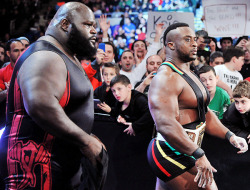 buchub:  I think it’s hilarious how big Big E looks on his own, until he stands next to Mark Henry who makes him look like a midget :P