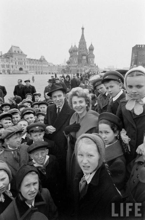 Michael Evans and Lola Fisher bring a production of My Fair Lady to Moscow(Carl Mydans. 1960)