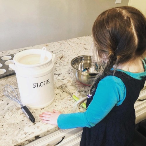 Ellie is helping her momma make vanilla cupcakes for tomorrow’s video. Natural food dyes are better 