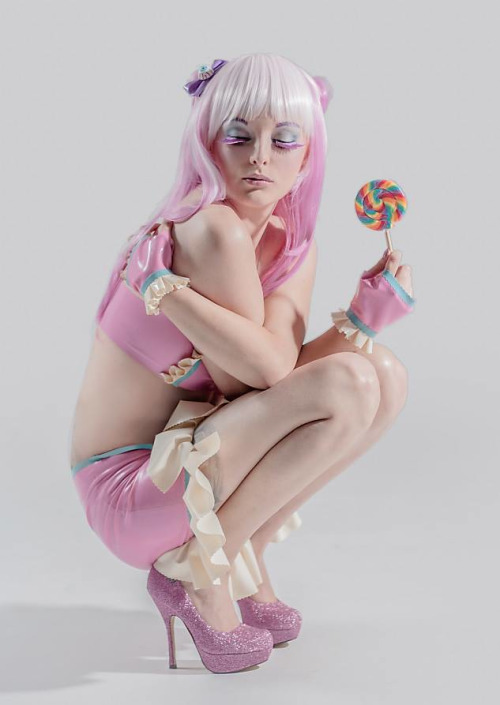 chokawaiilatex:  Model: Countess Havok Photographer: Dr-BenwayMUA: Tarryn Elizabeth ShorrockHair: Anika De Lange Latex: Cho Kawaii Latex 