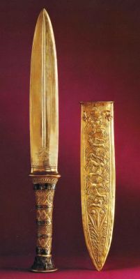 treasures-and-beauty:   Gold dagger, from