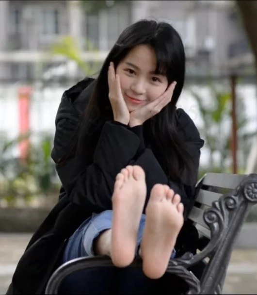 chinesefootfetish:  What a cute girl!