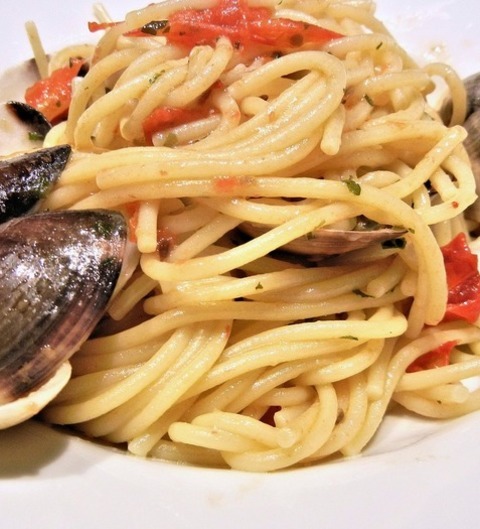 Spaghetti With Clams, Tomatoes And Olive Oil