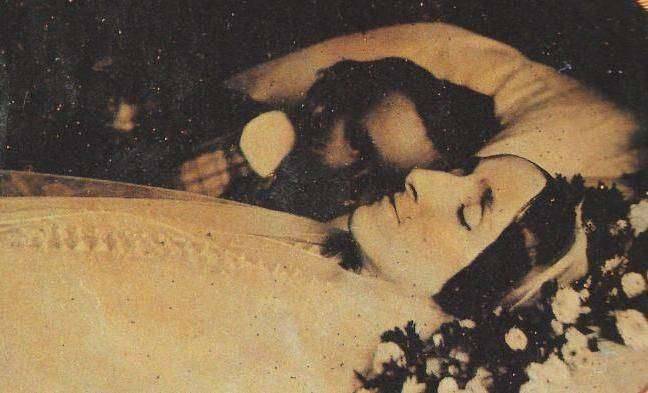 woolysox123:  sixpenceee:  Victorian era husband poses with dead wife   This is