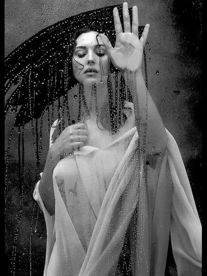 eroticawithyou:  Mónica Bellucci by Helmut Newton 