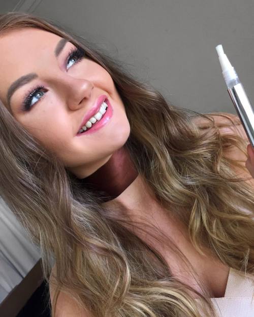 I&rsquo;ve been using this teeth whitening pen from @sparklywhitesco for the last couple of weeks an