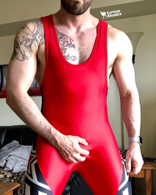 captnspandex:  Singlet pics to end the day 😛