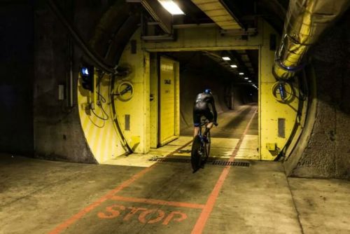 mooiefietsennicebikes:  Froom in the channeltunnel