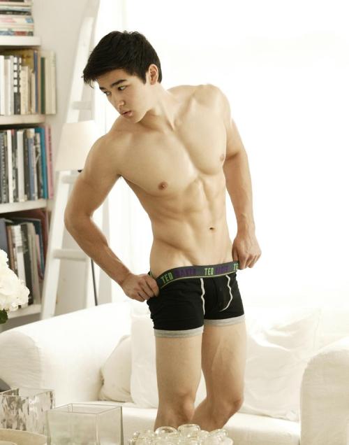 mingion:  JOACHIM MILNER Ps. This would have been perfect if he wasn’t doing duck lips in every picture. 