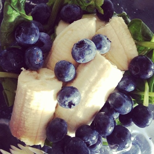 how yummy does this look though #clean #banana #blueberries #spinach #greekyoghurt #smoothie